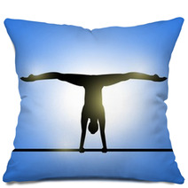 Atleta Ginnasta Durante Un Esercizio Su Parallele Pillows 144345016