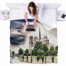 Beautiful Sky Over Notre Dame, Paris Blankets 67295208