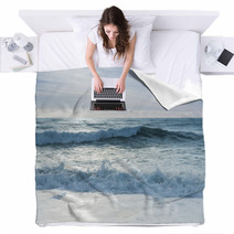 Breaking Ocean Waves Blankets 66973904