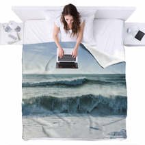 Breaking Ocean Waves Blankets 66973908