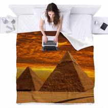 Dramatic Pyramids Blankets 461254