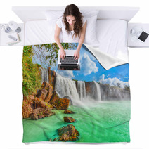 Dry Nur Waterfall Blankets 44671332