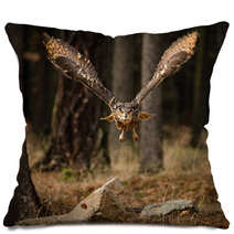 Eagle Owl Swoops In Low Hunting Pillows 123999801