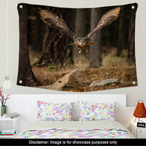 Eagle Owl Swoops In Low Hunting Wall Art 123999801