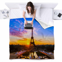 Eiffel Tower At Sunrise, Paris. Blankets 58384860