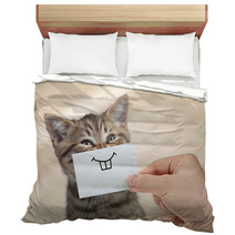 Funny Cat With Smile On Cardboard Bedding 193384026
