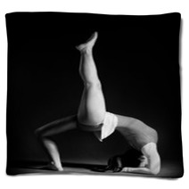 Gymnastics Pose Black And White Blankets 50343078