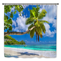 Idyllic Tropical Scenery - Seychelles Bath Decor 64612447