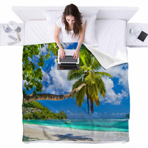 Idyllic Tropical Scenery - Seychelles Blankets 64612447