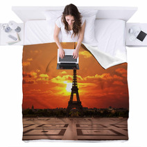 La Tour Eiffel Dal Trocadero All'alba Blankets 55184059