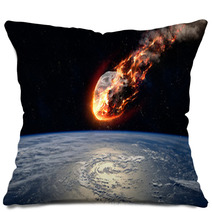Meteor Glowing As It Enters The Earth's Atmosphere Pillows 91563307