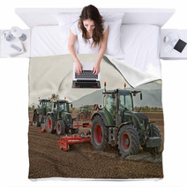 Mezzi Agricoli A Lavoro Blankets 64680151