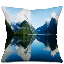 Milford Sound, Fiordland, New Zealand Pillows 62395133