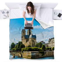 Notre Dame De Paris Cathedral Blankets 66583366
