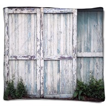 Old Barn Doors Blankets 106939890