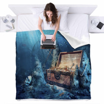 Open Treasure Chest With Bright Gold Underwater Blankets 36102855