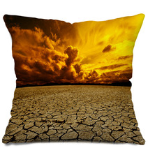 Paisaje DeserticoCielo Nuboso Y Suelo Agrietado Pillows 61414729