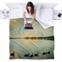 Papere Sul Lago Al Tramonto Blankets 90039121