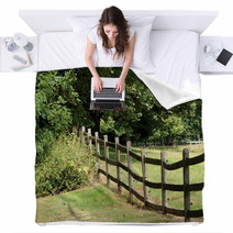 RURAL COUNTRYSIDE RUSTIC FENCE Blankets 68805036