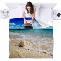 Seashell On The Beach (shallow DOF) Blankets 32416602