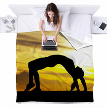 Silhouette Of A Woman Blankets 33100756