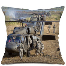 Soldiers Boarding Helicopter Pillows 70352735