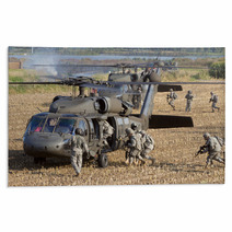 Soldiers Boarding Helicopter Rugs 70352735