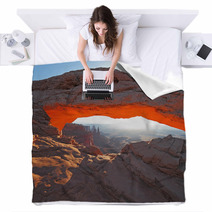 Sunrise In Canyonlands National Park Blankets 68937205