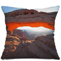 Sunrise In Canyonlands National Park Pillows 68937205