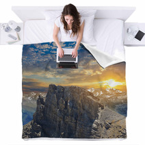 Sunset Over A Mountain Valley Blankets 48219313