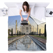 Taj Mahal At Sunrise Blankets 48604470