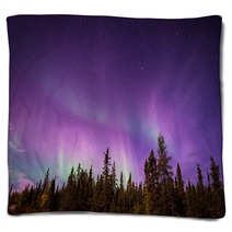The Amazing Night Skies Over Yellowknife Northwest Territories Of Canada Putting On An Aurora Borealis Show Blankets 98360236