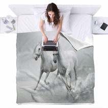 White Horses Blankets 32884228