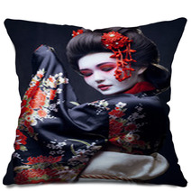 Young Pretty Geisha In Kimono Pillows 68653402