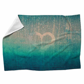 Blurry Grunge Heart Symbol Fleece Blanket