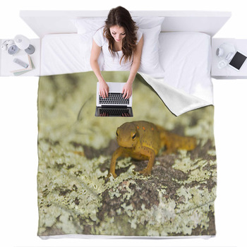 Close Up Newt Fleece Bed Blanket
