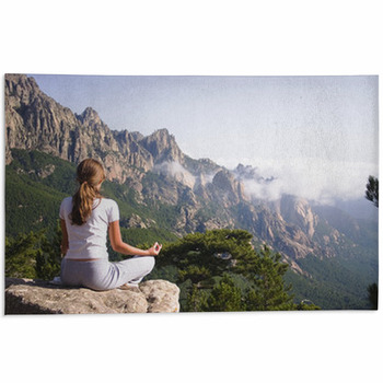 Femme Faisant Du Yoga à La Montagne Area Rug