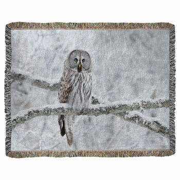 Great Grey Owl Perched In A Tree In Woven Throw Blanket