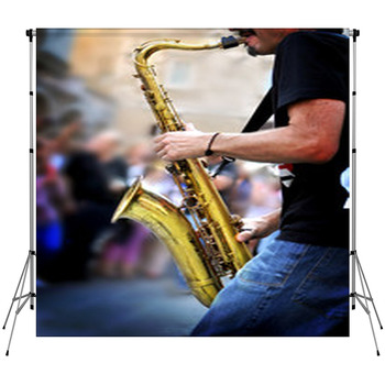 Musicista Suona Sassofono In Strada Custom Size Backdrop