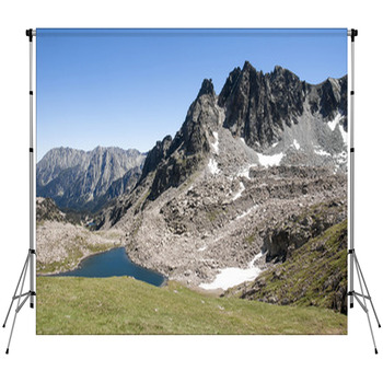 Parque Nacional De Aigüestortes Y Fleece Backdrop